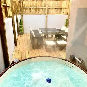  Holiday home Victory Luxury Hot Tub House