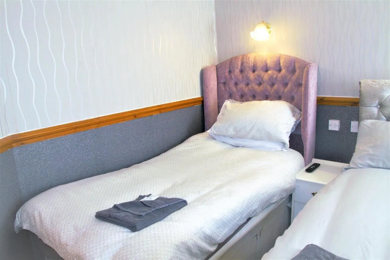Pine Lodge Hotel Blackpool 3*,  United Kingdom