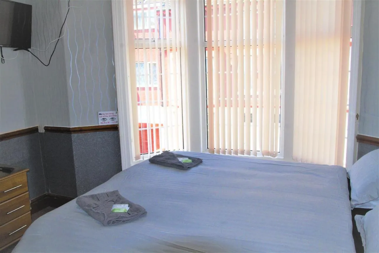 Pine Lodge Hotel Блэкпул