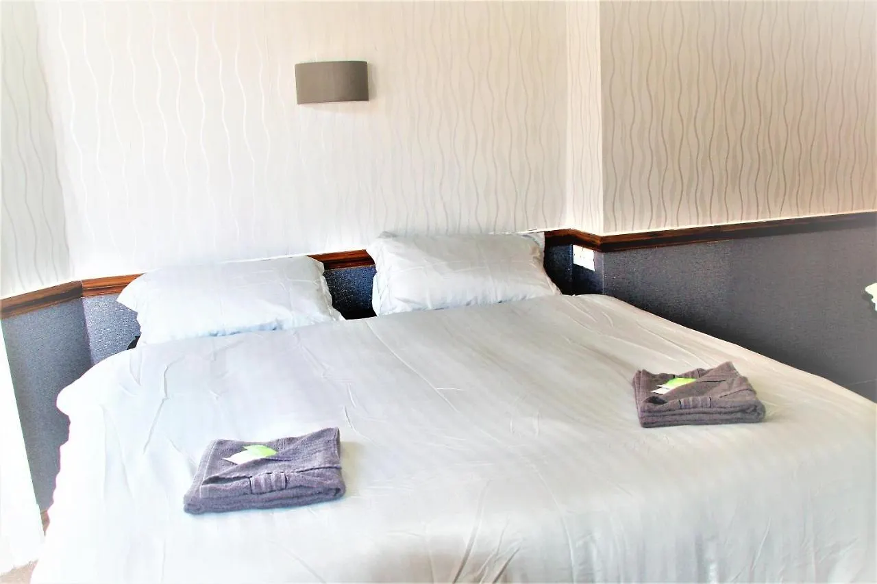 Pine Lodge Hotel Блэкпул 3*,  Великобритания