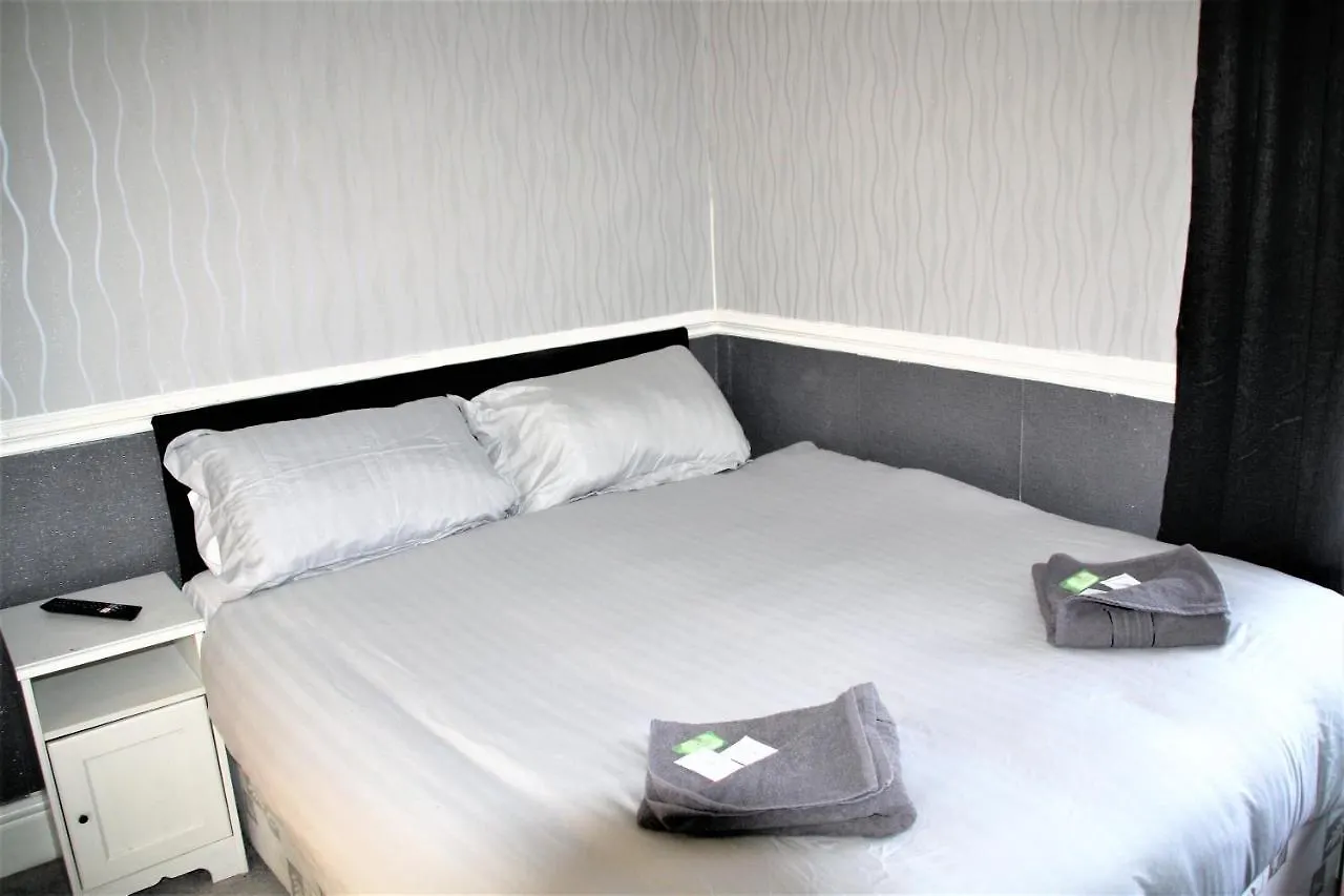 Pine Lodge Hotel Блэкпул